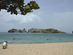Les Saintes : la plage de  Pompierre (Roches percées)